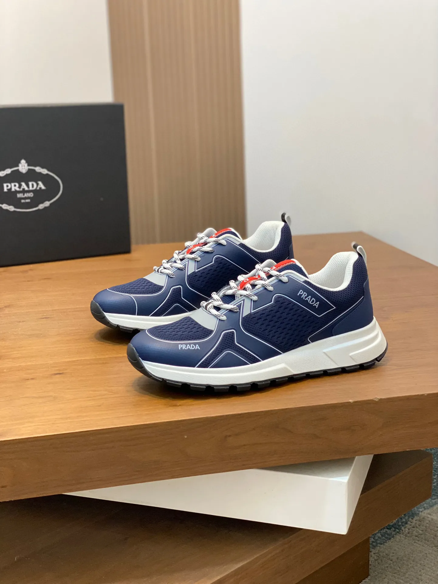 Men's Men's Shoes 💰780 Prada/Prada Men's Leather Casual Sports Shoes, great products made in Guangzhou! Made of imported solid-color calfskin stitched with mesh cowhide upper, three-dimensional geometric segmentation, precision manufacturing, even stitching, the leather texture can be seen at a glance, multi-color splicing, fashionable and generous, soft, comfortable and breathable, decorated with the PRADA letter logo on the outside. The tongue is decorated with the classic letter logo, and the heel is decorated with a fabric strap. It is a classic sports shoe shape of the P family, with a fabric lining, a cowhide footbed with a silver logo, and an exclusive rubber outsole of the P family. The details are carefully crafted, making it a versatile item for travel! Comes with original box and dust bag! Multiple colors available! Size: 39-40-41-42-43-44 standard leather shoe size